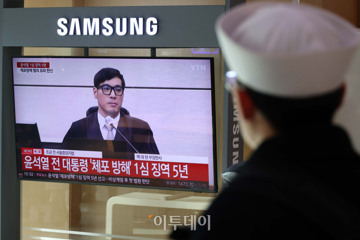 ▲16일 서울역 대합실에서 시민들이 고위공직자범죄수사처(공수처)의 체포영장 집행 방해 등 혐의로 재판에 넘겨진 윤석열 전 대통령의 1심 선고 공판 생중계를 지켜보고 있다. 법원은 윤 전 대통령에게 징역 5년을 선고했다. 이번 선고는 내란 관련 사건 재판 중 처음으로 나오는 판결이다. 고이란 기자 photoeran@