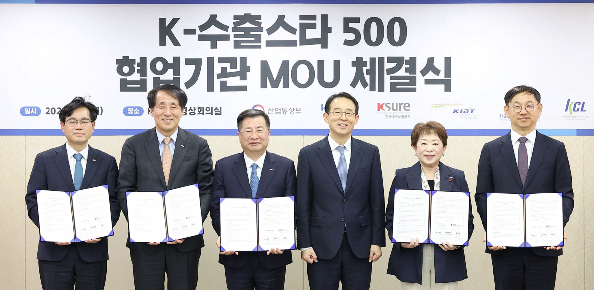 ▲코트라는 16일 서울 서초구 본사에서 ‘K-수출스타 500 협업기관 업무협약(MOU) 체결식’을 진행했다. (왼쪽부터) 천영길 한국건설생활환경시험연구원(KCL) 원장, 장영진 한국무역보험공사 사장, 강경성 코트라 사장, 강감찬 산업통상부 무역투자실장, 민병주 한국산업기술진흥원(KIAT) 원장, 전윤종 한국산업기술기획평가원(KEIT) 원장이 MOU 체결 후 기념촬영을 하고 있다. (자료제공=코트라)