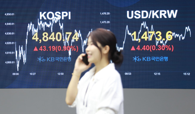 ▲코스피 지수가 11일 연속 오르면서 16일에도 사상 최고치 기록을 갈아 치웠다.  (사진제공=KB국민은행)