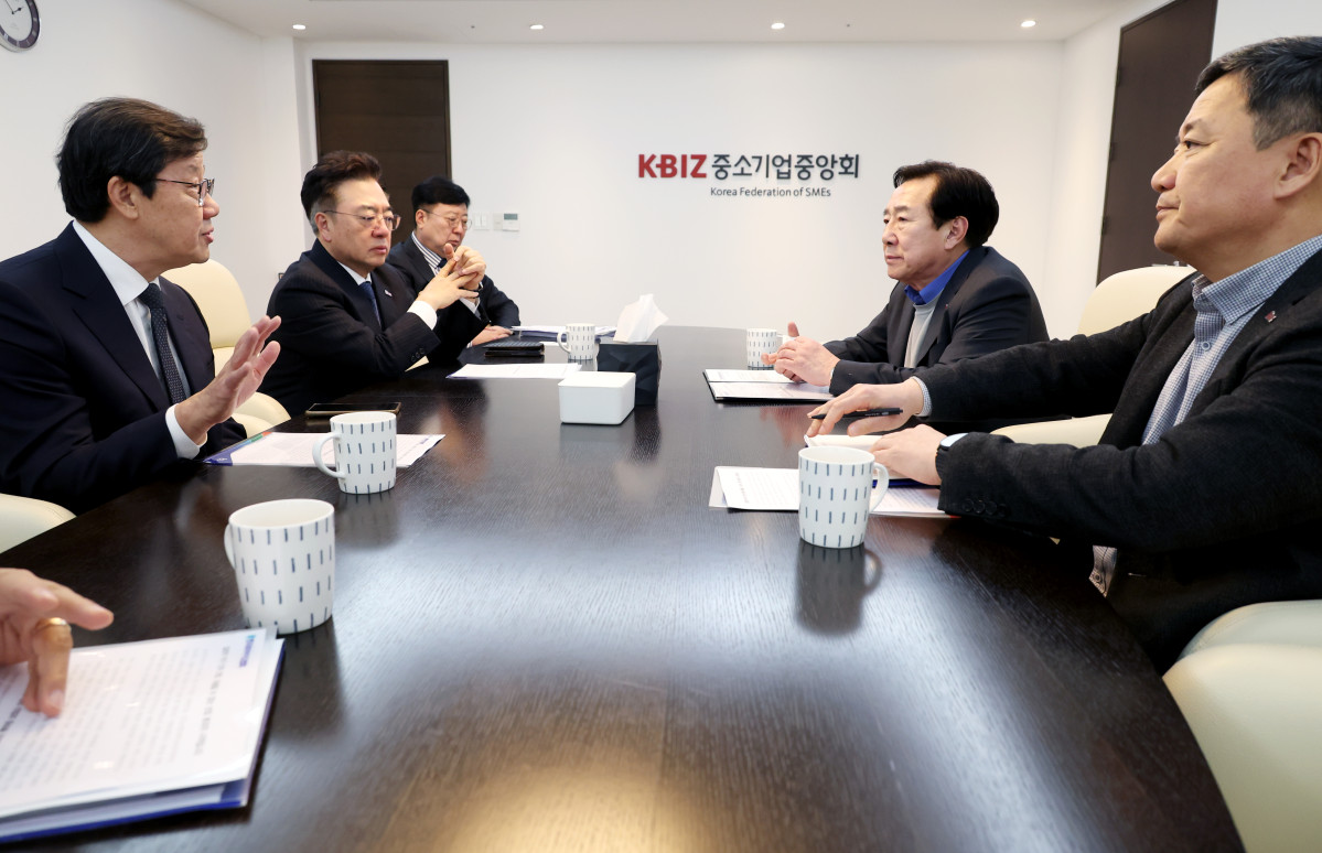 ▲‘산업 발전을 위한 약가제도 개편 비상대책위원회’와 중소기업중앙회 관계자가 약가제도 개편안과 관련해 논의하고 있다. (사진제공=한국제약바이오협회)