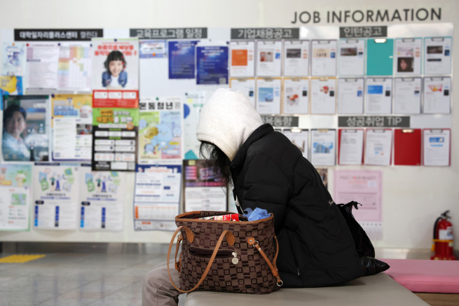 ▲지난달 30일 서울 시내의 한 대학교 일자리플러스센터에 학생이 채용정보 게시판 앞에 앉아 있다. 2025.12.30 (뉴시스)
