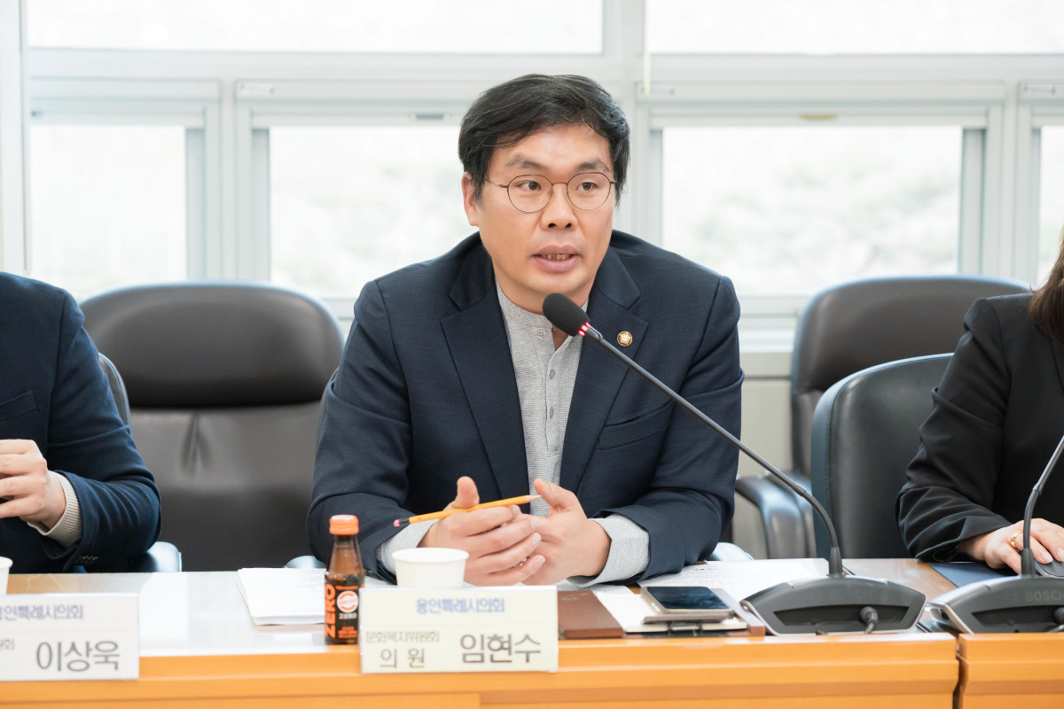 ▲용인특례시의회 임현수 의원이 의회 대회의실에서 열린 도시계획 조례 개정 간담회에서 데이터센터 입지 기준 개선 필요성을 설명하고 있다. (용인특례시의회)