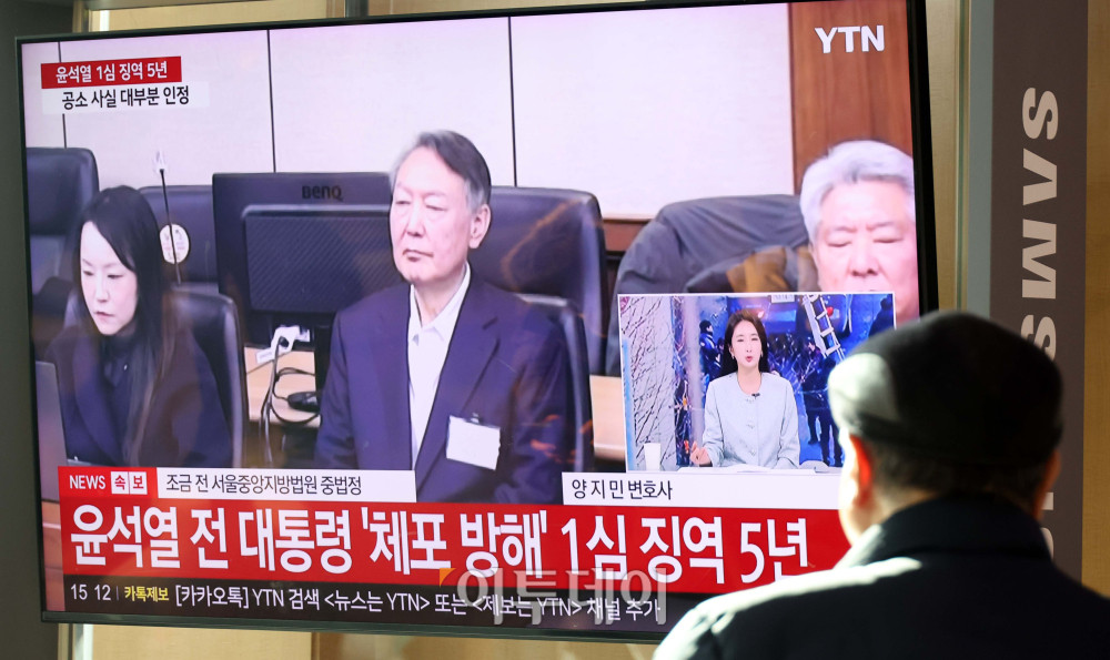 ▲16일 서울역 대합실에서 시민들이 고위공직자범죄수사처(공수처)의 체포영장 집행 방해 등 혐의로 재판에 넘겨진 윤석열 전 대통령의 1심 선고 공판 생중계를 지켜보고 있다. 법원은 윤 전 대통령에게 징역 5년을 선고했다. 이번 선고는 내란 관련 사건 재판 중 처음으로 나오는 판결이다. 사진=고이란 기자 photoeran@