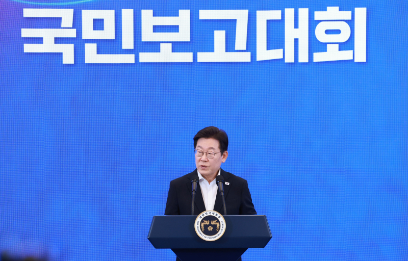 ▲이재명 대통령이 지난해 8월 청와대 영빈관에서 열린 국정기획위원회 국민보고대회에서 발언하고 있다. 이날 국정위는 산업재해 사망 비율을 경제협력개발기구(OECD) 평균 수준으로 낮추겠다는 계획을 발표했다.  (연합뉴스)