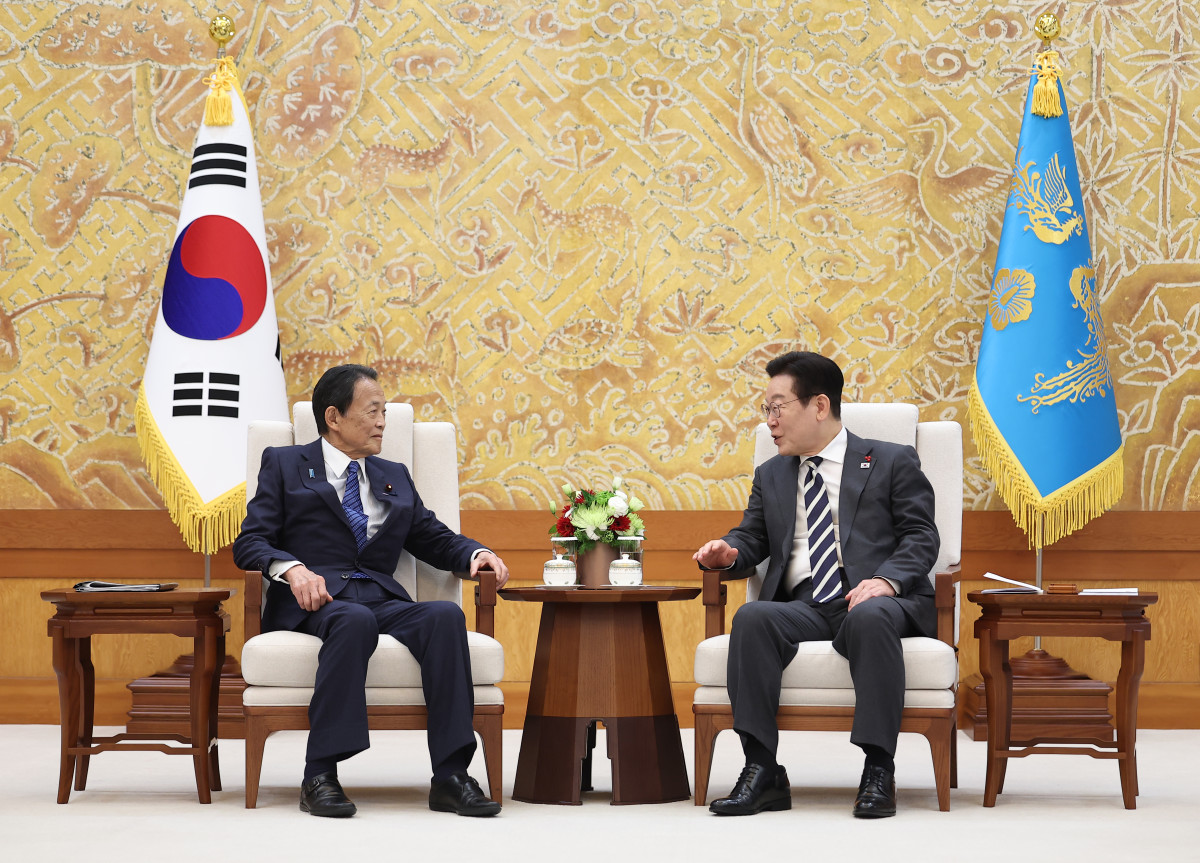 ▲이재명 대통령이 16일 청와대에서 아소 다로 전 일본 총리를 접견하고 있다. (연합뉴스)