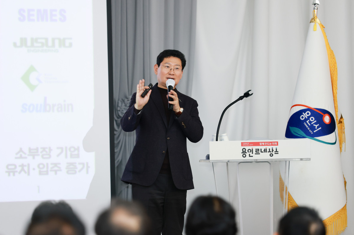 ▲이상일 용인특례시장이 16일 시청 컨벤션홀에서 열린 용인상공회의소 주최 기업인 간담회에서 1000조 원 규모의 용인 반도체 국가산단 프로젝트 진행 현황과 새만금 이전 논란의 부당성을 설명하며 열변을 토하고 있다. 이날 간담회에는 삼성전자와 SK하이닉스의 총 980조 원 투자가 집중되는 반도체 메가클러스터 조성의 성공적 추진을 위해 기업인 100여 명이 참석했다.  (용인특례시)