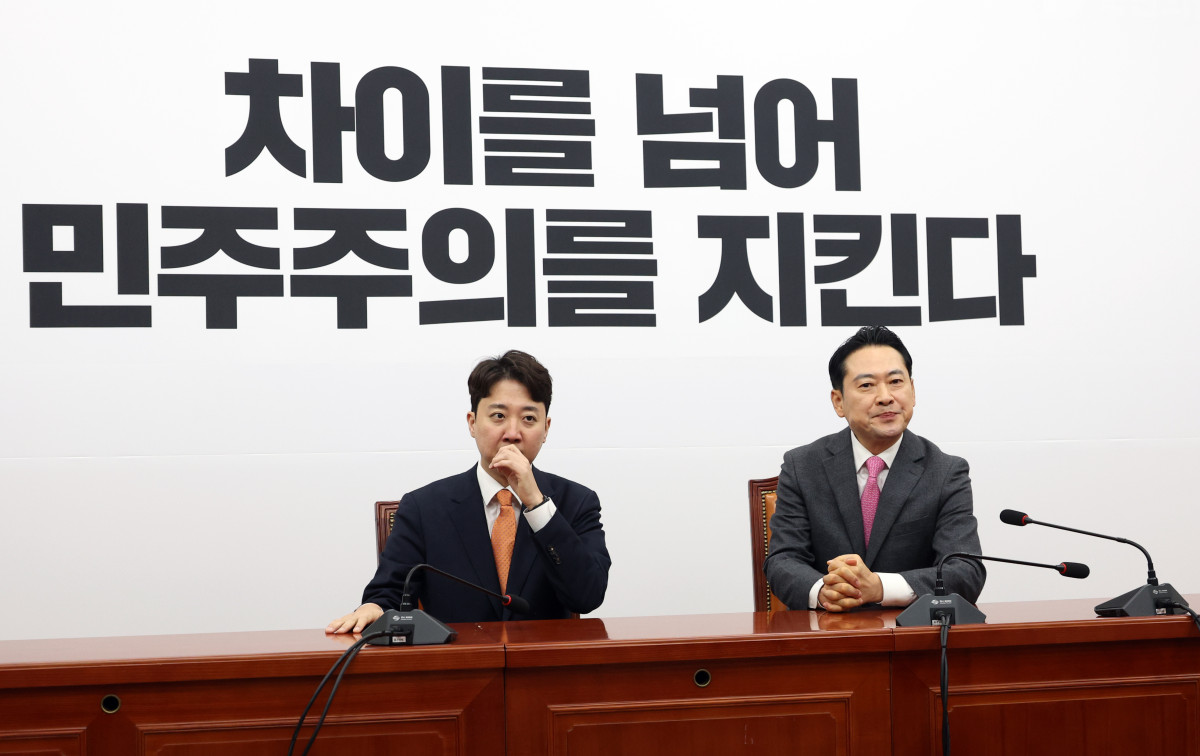 ▲장동혁 국민의힘 대표와 이준석 개혁신당 대표가 13일 오전 서울 여의도 국회에서 열린 '공천헌금·통일교 특검 연대' 회동에서 취재진 퇴장을 기다리고 있다. (뉴시스)