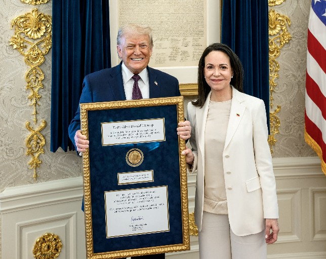 ▲지난해 노벨평화상 수상자이자 베네수엘라 야권지도자인 마리아 코리나 마차도(오른쪽)가 15일(현지시간) 백악관에서 도널드 트럼프 미국 대통령에게 자신이 받은 노벨평화상을 선물하고 나서 기념사진을 찍고 있다.   (워싱턴D.C./로이터연합뉴스 )