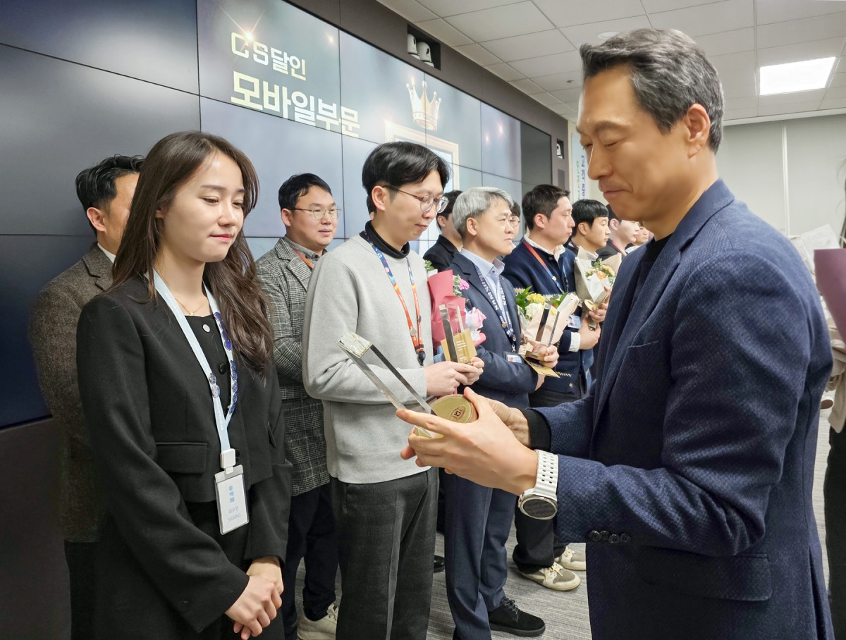 ▲삼성전자서비스 대표이사 김영호 부사장이 '2026 CS 달인'에게 상패를 수여하는 모습 (사진제공-삼성전자서비스)