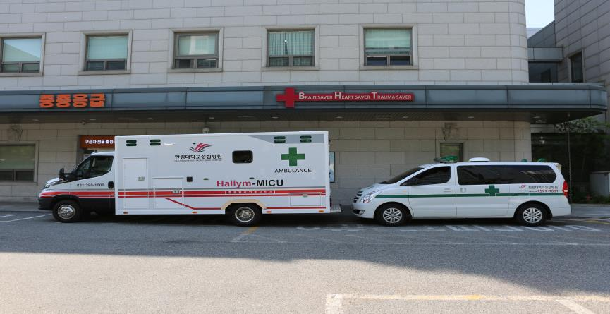 ▲중증환자 전담구급차(왼쪽)과 일반 구급차. (사진제공=보건복지부)