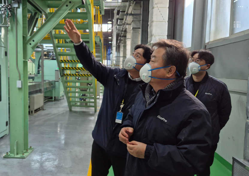 ▲이동채 에코프로 창업주(가운데)가 충북 청주시 에코프로비엠 연구동을 방문해 관계자들과 이야기를 나누고 있다. (사진제공-에코프로)