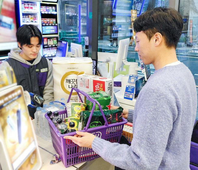 ▲BGF리테일이 운영하는 편의점 CU가 고물가 시대에 주요 생필품을 대상으로 1+1 행사와 추가 결제 할인까지 더해 최대 75%까지 가격을 낮추는 민생 지원 할인 행사를 전개한다고 18일 밝혔다. (사진제공=BGF리테일)
