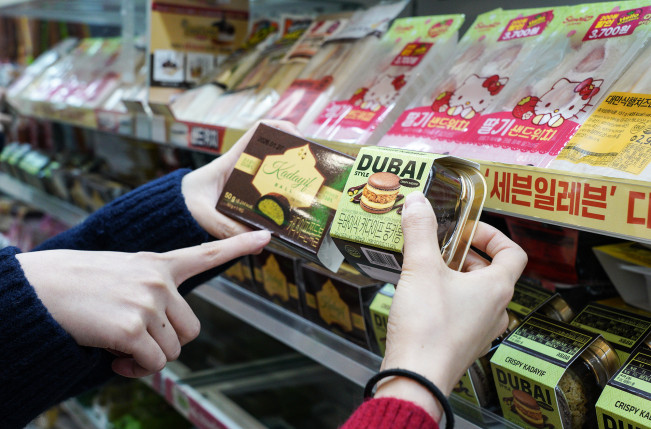 ▲세븐일레븐은 1일 출시한 '카다이프 쫀득볼'에 이어 새로운 두바이식 디저트 '두바이식 카다이프 뚱카롱'을 15일 출시했다. (사진제공=코리아세븐)