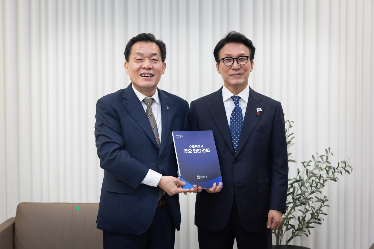 ▲이재준 수원특례시장(왼쪽)이 16일 수원컨벤션센터에서 김민석 국무총리에게 수원 군공항 이전, 수원경제자유구역 지정 등 수원시 핵심 현안을 담은 건의문을 전달한 뒤 기념촬영을 하고 있다. 이날 이 시장은 수원의 미래 성장 기반 구축을 위한 3대 전략 과제에 대한 정부의 전폭적 지원을 요청했다. (수원특례시)