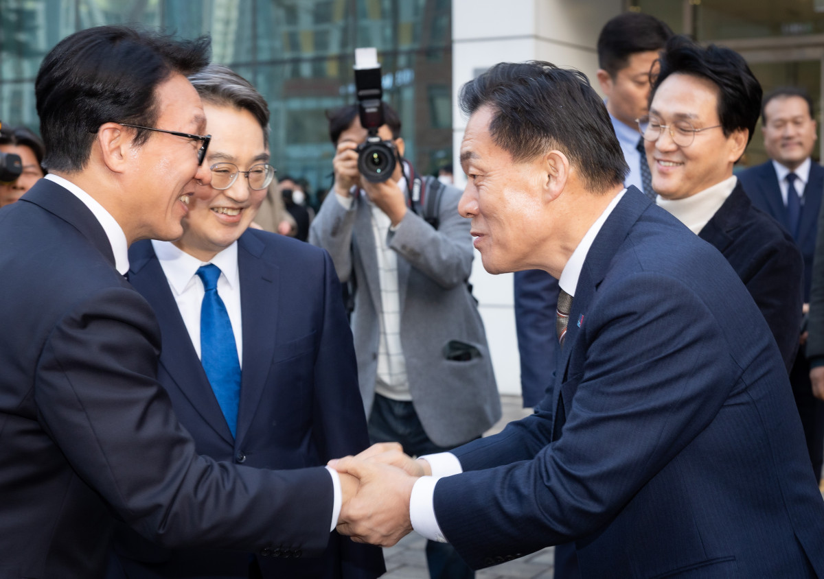 ▲이재준 수원특례시장(오른쪽)과 김민석 국무총리가 16일 수원컨벤션센터에서 만나 악수를 나누고 있다. 이 시장은 이날 수원이 국가 전략의 한 축으로 대한민국의 성장과 도약에 함께하겠다는 의지를 김 총리에게 전달했다. (수원특례시)