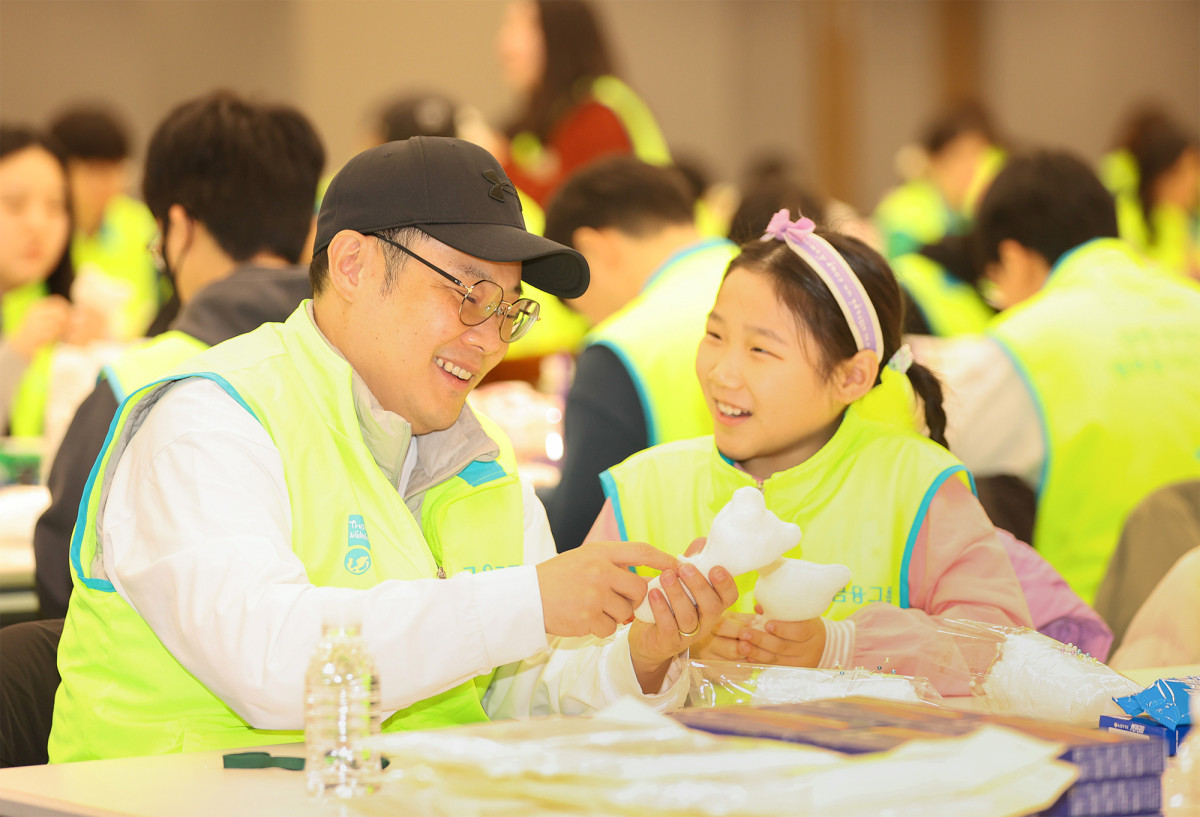 ▲하나금융 임직원과 가족이 17일 서울 명동 하나금융 사옥에서 열린 봉사활동에서 영유아 장난감을 만들고 있다. (사진제공=하나금융)