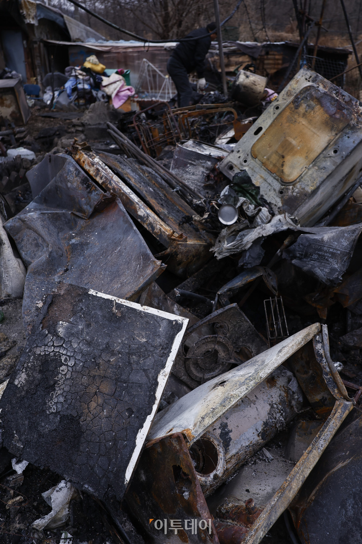 ▲18일 서울 강남구 개포동 구룡마을 화재 현장에서 한 주민이 불에 탄 잔해 속 물품을 정리하고 있다. 16일 오전 5시쯤 구룡마을 4지구에서 발생한 화재로 소방당국은 대응 2단계를 발령해 6시간 30여 분만에 불을 진화했다. 이 과정에서 소방 343명과 경찰 560명 등 인력 1258명과 장비 106대가 투입됐다. 인명 피해는 없었으나 165세대 258명이 대피했고, 이 중 129세대 181명이 이재민이 됐다. 관계 당국은 19일 합동 감식에 나설 예정이다. 조현호 기자 hyunho@