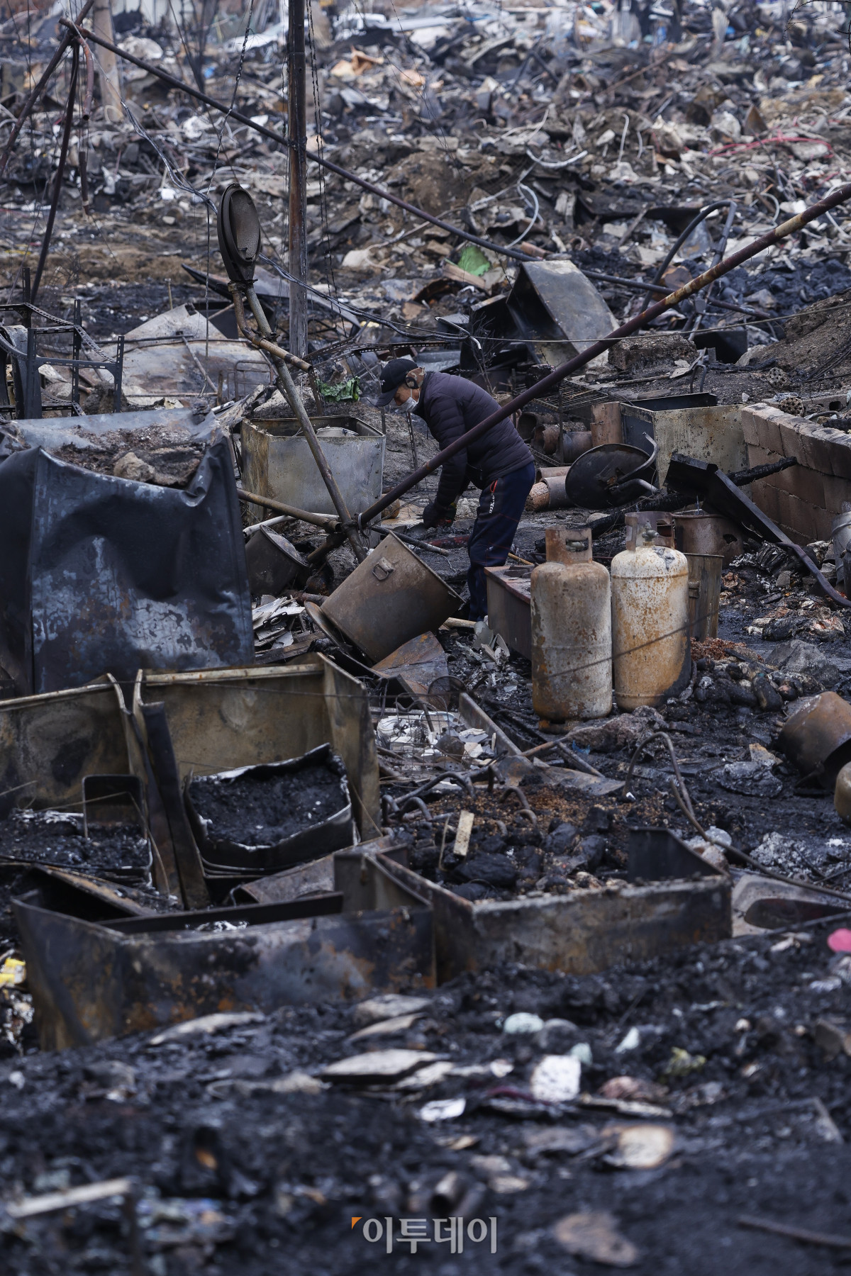 ▲18일 서울 강남구 개포동 구룡마을 화재 현장에서 한 주민이 불에 탄 잔해 속 물품을 정리하고 있다. 16일 오전 5시쯤 구룡마을 4지구에서 발생한 화재로 소방당국은 대응 2단계를 발령해 6시간 30여 분만에 불을 진화했다. 이 과정에서 소방 343명과 경찰 560명 등 인력 1258명과 장비 106대가 투입됐다. 인명 피해는 없었으나 165세대 258명이 대피했고, 이 중 129세대 181명이 이재민이 됐다. 관계 당국은 19일 합동 감식에 나설 예정이다. 조현호 기자 hyunho@