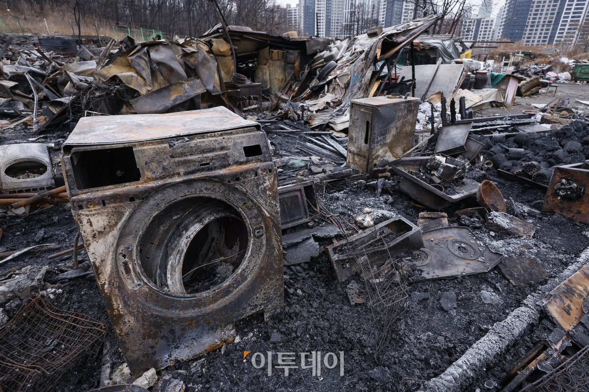 ▲18일 서울 강남구 개포동 구룡마을이 대형 화재로 전소돼 있다. 지난 16일 오전 5시쯤 구룡마을 4지구에서 발생한 화재로 소방당국은 대응 2단계를 발령해 6시간 30여 분만에 불을 진화했다. 이 과정에서 소방 343명과 경찰 560명 등 인력 1258명과 장비 106대가 투입됐다. 인명 피해는 없었으나 165세대 258명이 대피했고, 이 중 129세대에서 181명이 이재민이 발생했다. 관계 당국은 19일 합동 감식에 나설 예정이다. 조현호 기자 hyunho@