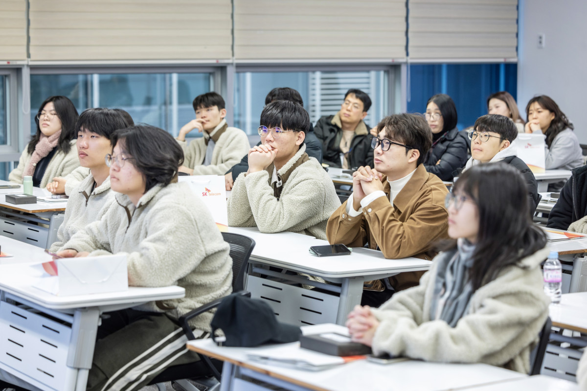 ▲학생들과 선생님들이 SKT의 개인정보 보호 교육을 경청하고 있다. (사진제공=SK텔레콤)