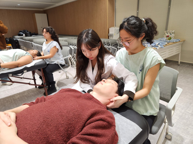 ▲‘2026 자생메디컬아카데미 겨울 인턴십 프로그램’에 참여한 학생들이 한의통합치료를 체험하하는 모습. (사진제공=자생한방병원)