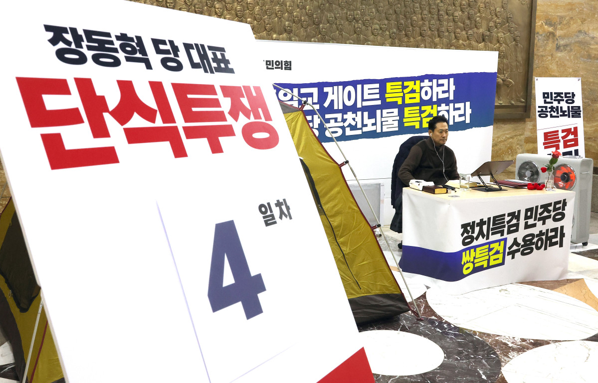 ▲국민의힘 장동혁 대표가 18일 국회 로텐더홀에서 더불어민주당에 통일교·공천헌금 '쌍특검' 수용을 요구하며 나흘째 단식 투쟁을 이어가고 있다. 2026.1.18 (연합뉴스)