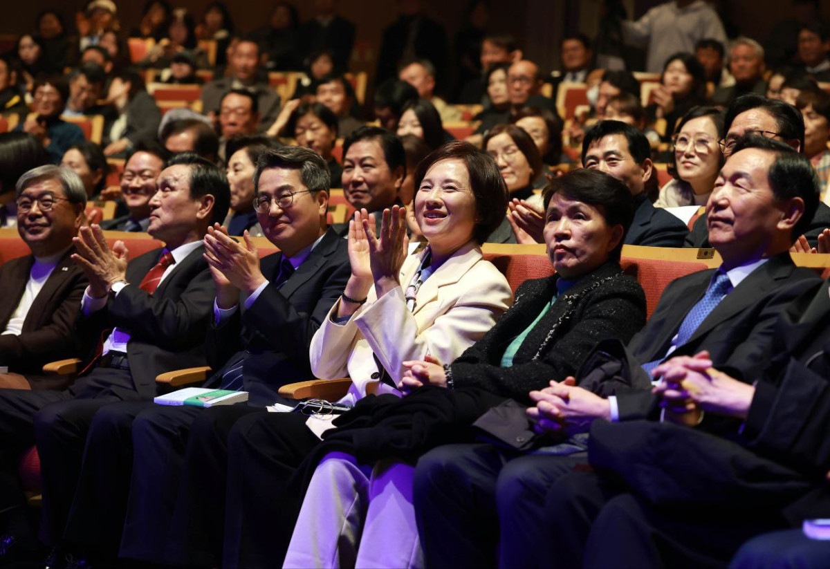▲유은혜 전 장관 출판기념회 현장. 경기아트센터 객석을 가득 메운 참석자들이 박수를 치고 있다. 베이지색 재킷을 입은 유 전 장관(앞줄 중앙)이 환하게 웃으며 박수를 치는 모습이 보인다. 3천여 명이 운집해 통로와 로비까지 빈틈없이 들어찬 이날 행사는 출판기념회를 넘어 경기교육감 선거 출정식 분위기를 연출했다. (유은혜 캠프)