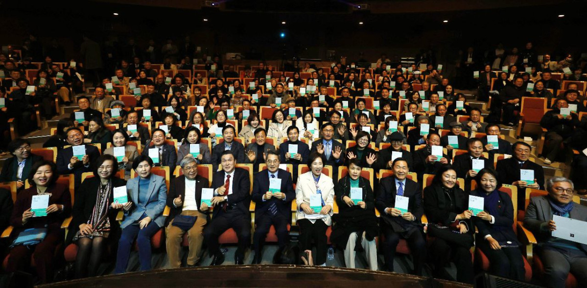 ▲"우리는 경기교육 원팀" '경기교육 통합의 용광로' 행사에 참석한 범여권 인사들과 교육계 관계자들이 경기도 교육 발전을 위한 정책 제안이 담긴 책자를 들어 보이며 기념 촬영을 하고 있다. 이날 참석자들은 정파와 정견을 넘어 경기 교육의 혁신을 위해 '원팀'으로 힘을 모을 것을 다짐했다. (유은혜 캠프)