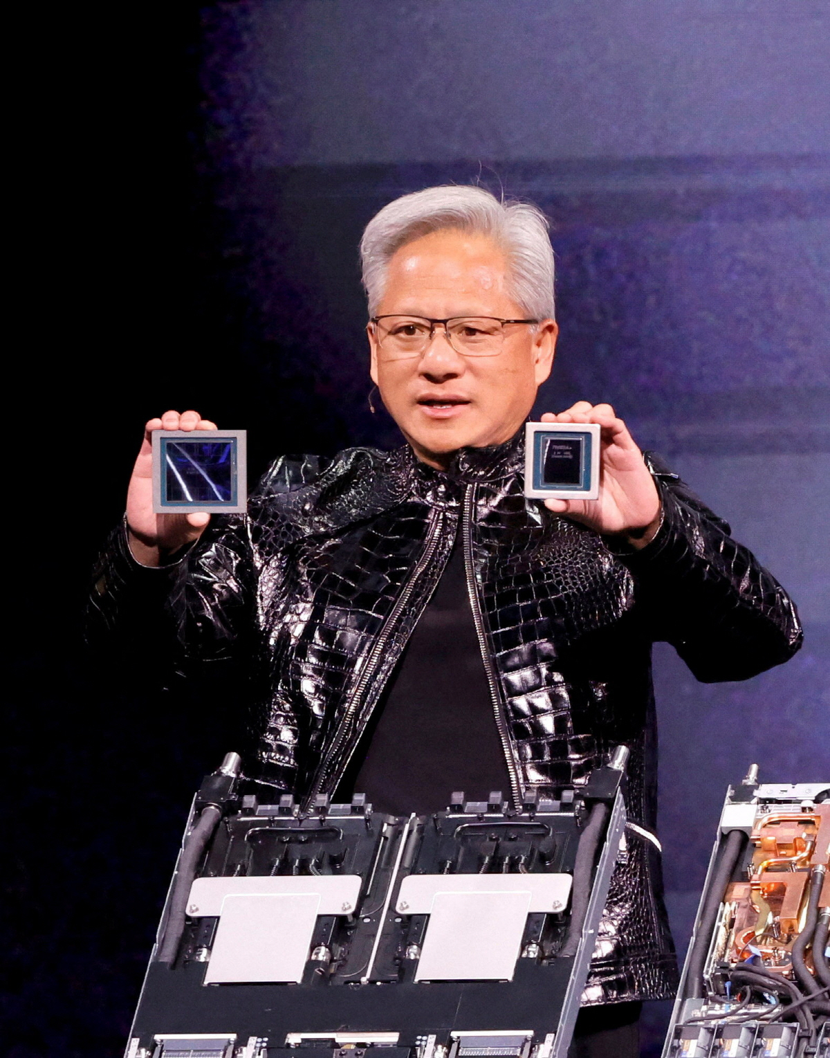 ▲젠슨 황 엔비디아 최고경영자(CEO)가 5일 미국 라스베이거스에서 열린 ‘CES 2026’에서 차세대 칩 루빈을 공개하고 있다.  (라스베이거스(미국)/로이터연합뉴스)