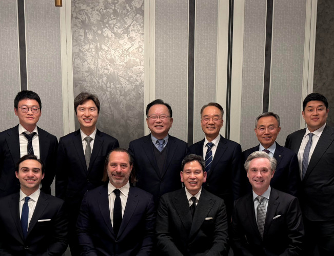 ▲록브리지 만찬 사진. (왼쪽 뒷줄부터 시계 방향으로) 이지훈 록브리지네트워크 코리아 부연구원장, 김해영 록브리지네트워크 코리아 이사장, 김부겸 록브리지네트워크 코리아 이사, 박재완 록브리지네트워크 코리아 이사, 김우승 록브리지네트워크 코리아 이사, 박병은 록브리지네트워크 코리아 이사, 크리스토퍼 애플게이트 록브리지네트워크 선임고문, 정용진 록브리지네트워크 코리아 이사, 크리스토퍼 버스커크 록브리지네트워크 창립자, 크리스토퍼 버스커크 주니어. (사진제공=록브리지네트워크 코리아)