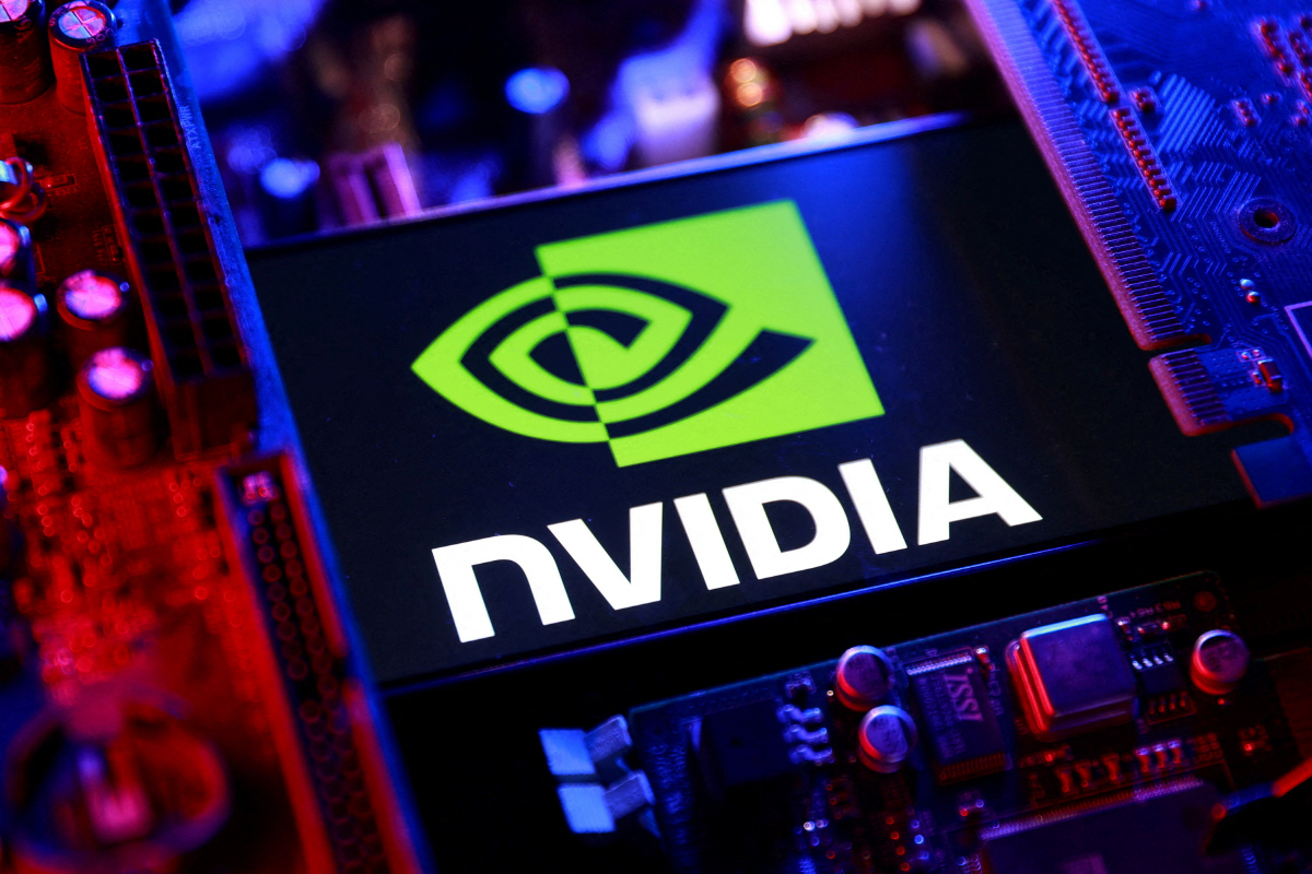 ▲컴퓨터 기판 위에 엔비디아 로고가 놓여져 있다.  (로이터연합뉴스)