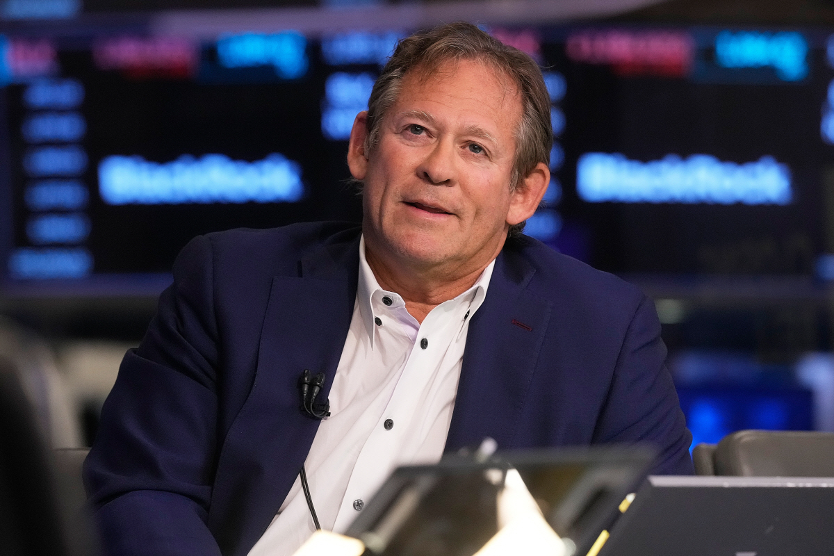 ▲릭 라이더 블랙록 채권 부문 최고투자책임자(CIO)가 12일 뉴욕증권거래소 1층에서 인터뷰하고 있다. 뉴욕/AP연합뉴스