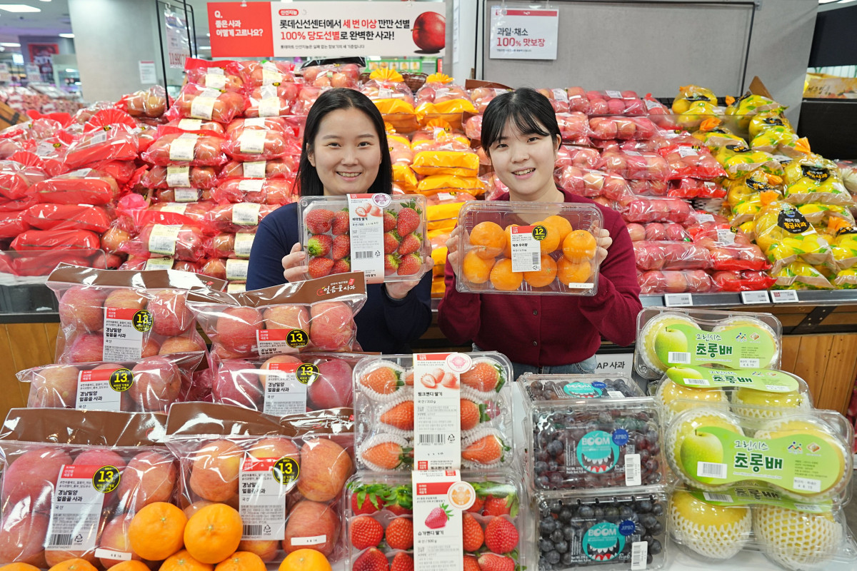 ▲16일(금) 서울특별시 송파구에 위치한 롯데마트 제타플렉스 잠실점에서 '밀양 얼음골 사과'와 신품종 과일을 홍보 중인 과일팀 최현경 MD(왼쪽)와 김민경 MD. (사진제공=롯데마트)