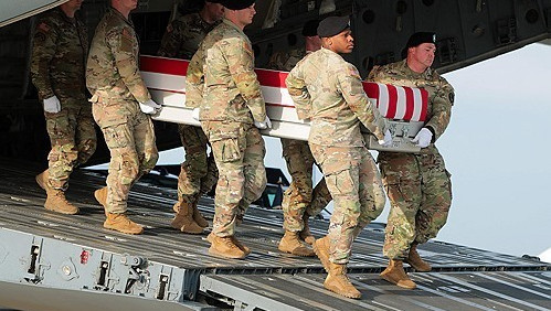 ▲미 육군이 시리아에서 숨진 미군 시신을 운구하는 모습. (연합뉴스)