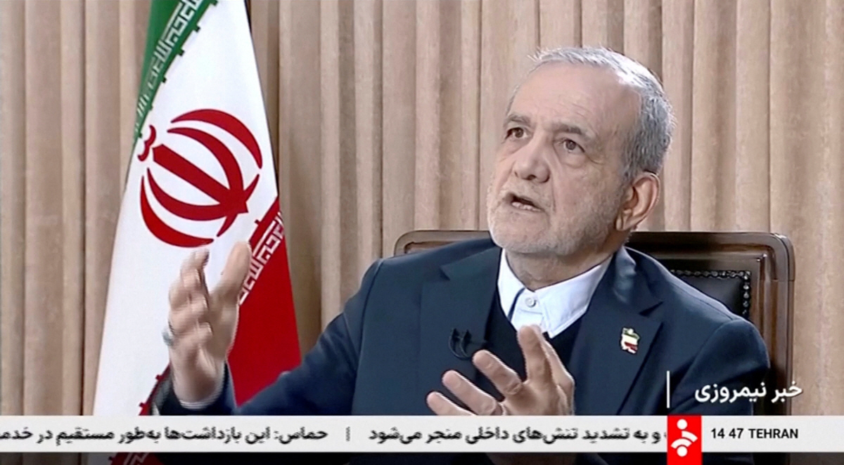 ▲마수드 페제시키안 이란 대통령이 11일(현지시간) 국영TV와 인터뷰하고 있다. 로이터연합뉴스