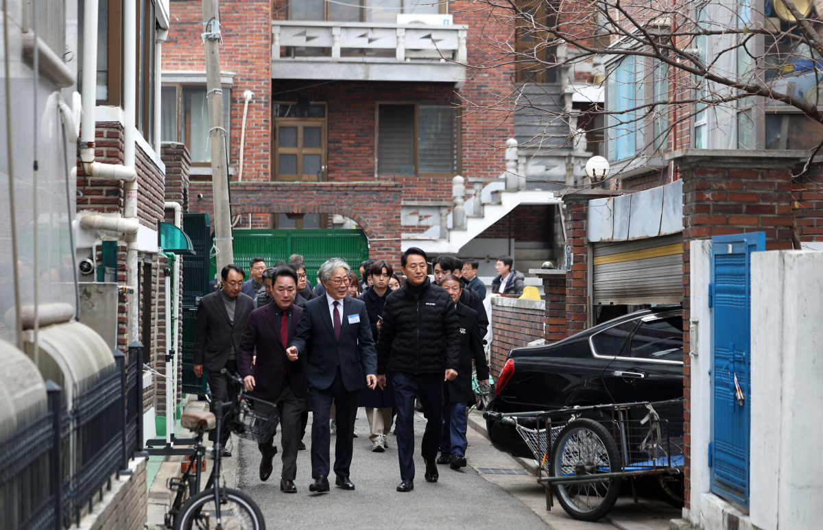 ▲오세훈 서울시장이 지난달 10일 서울 영등포구 대림1구역 재개발 현장을 방문해 추진 현황 등을 점검하고 있다. (뉴시스)