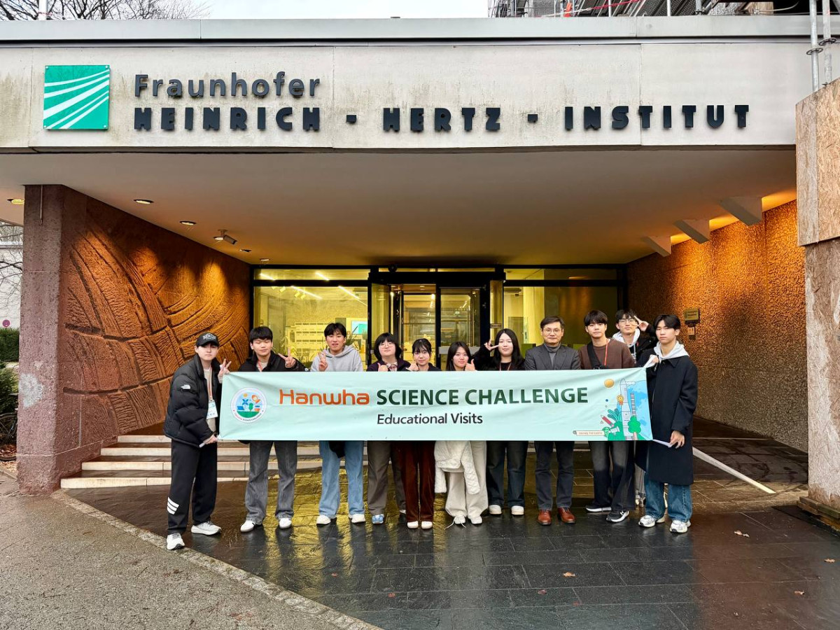 ▲한화사이언스챌린지 수상자들이 프라운호퍼 광통신 연구소에서 기념 사진을 찍고 있다. (사진= 한화그룹)