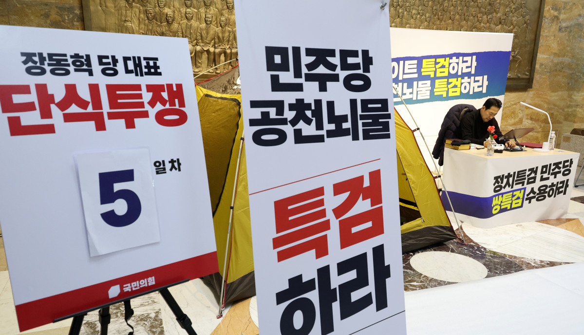 ▲더불어민주당에 통일교·공천헌금 '쌍특검' 수용을 요구하며 닷새째 단식 투쟁을 이어가고 있는 국민의힘 장동혁 대표가 19일 국회 로텐더홀에 마련된 농성장에 자리해 있다. 2026.1.19 (연합뉴스)