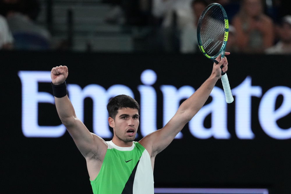 ▲18일(현지시간) 호주 멜버른에서 열린 호주오픈 테니스 남자 단식 1회전에서 스페인의 카를로스 알카라스가 호주의 아담 월튼을 꺾은 뒤 세리머니를 하고 있다. (AP/연합뉴스)