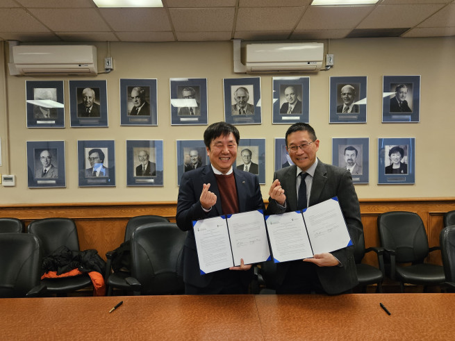 ▲기정원 김영신 원장(사진 왼쪽)과 토론토대학교 Chris Yip 공과대학 학장이 업무협약 체결 기념사진을 찍고 있다. (사진제공=중소기업기술정보진흥원)