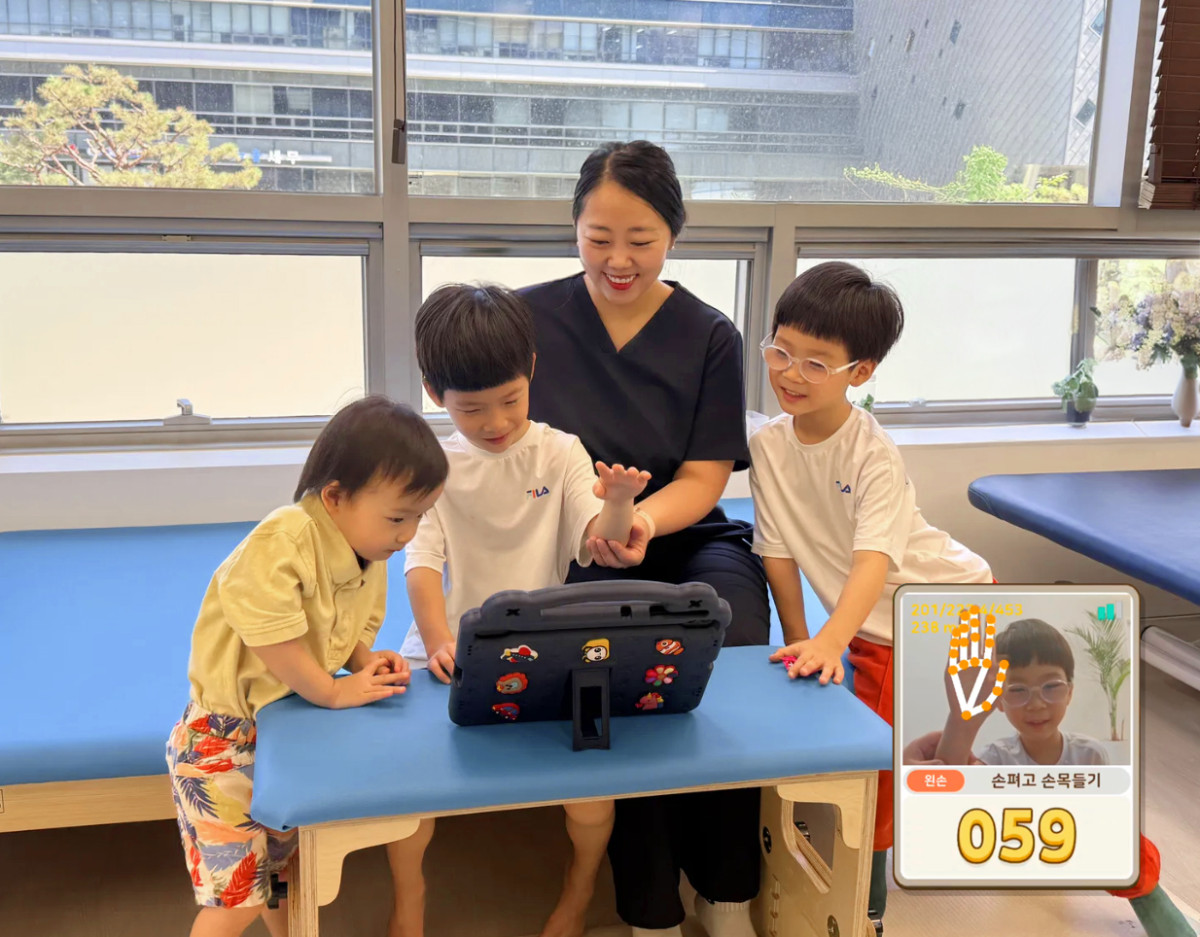 ▲아이마음 탐사대 SPACE-1 단계 진출팀의 게임화 요소를 접목한 솔루션을 아이들이 동작을 취하며 따라하고 있다. (제공 현대해상)
