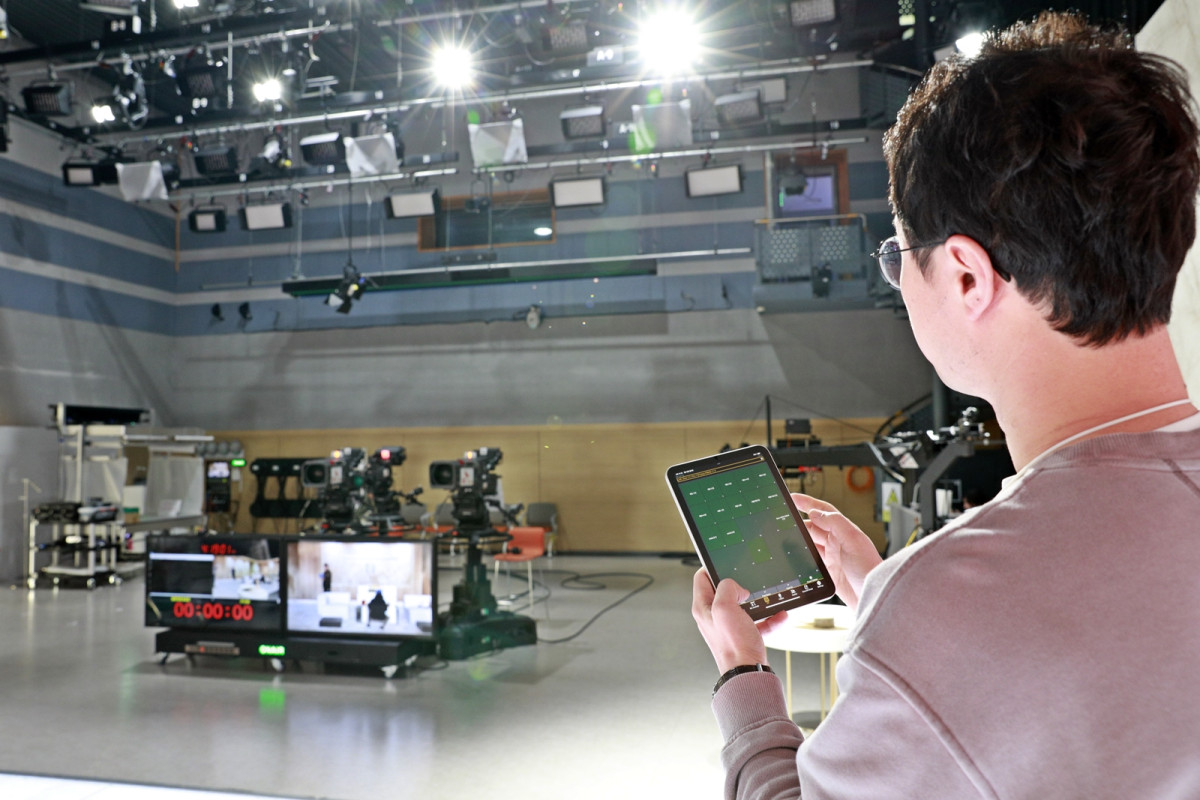 ▲SK스토아가 홈쇼핑 업계 최초로 방송 제작에 조명 자동화 시스템을 도입했다. 사진은 방송 조명을 원격으로 조정하는 모습. (사진제공=SK스토아)