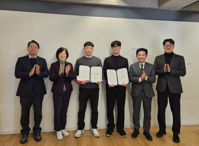 ▲5일 ‘2025년 준법실천 우수자’로 선정된 이수민 남양유업 부산센터 과장(왼쪽에서 세번째), ‘2026년 준법지원실천담당자’ 대표로 임명장을 받은 장종진 남양유업 브랜드팀 과장(오른쪽에서 세번째) 등이 기념 촬영을 하고 있다. (사진제공=남양유업)