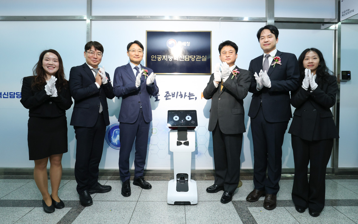 ▲임광현 국세청장(왼쪽에서 세 번째)이 19일 국세행정 AI 대전환을 전담할 ‘AI혁신담당관’ 출범을 알리는 현판식에 참석해 임직원들과 기념 촬영을 하고 있다. (사진제공=국세청)