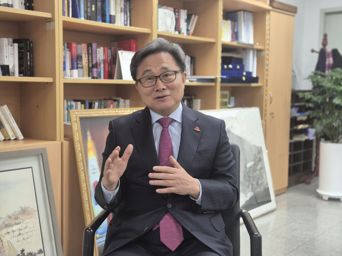 ▲전호환 부산경남 행정통합위원장이 본지와의 인터뷰에 응하고 있다.  (서영인 기자(@hihiro))