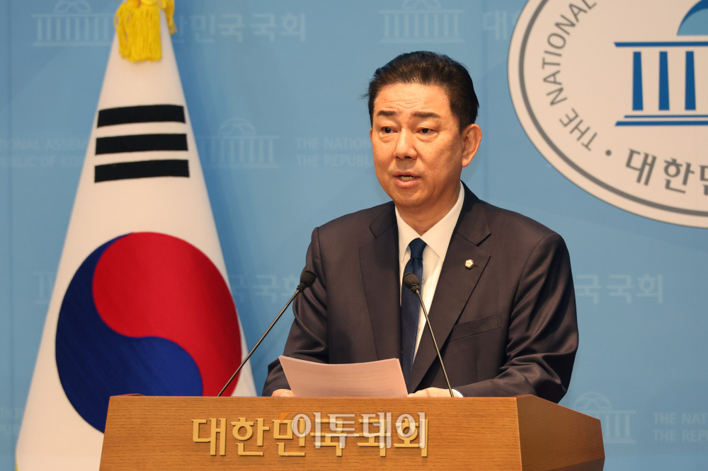 ▲김병기 전 더불어민주당 원내대표가 19일 서울 여의도 국회 소통관에서 기자회견을 하고 있다. 이날 김 의원은 공천 헌금 의혹 등으로 당 윤리심판원에서 제명 처분을 받은 상황과 관련해 "재심 신청을 하지 않고 당을 떠나겠다"고 밝혔다. 고이란 기자 photoeran@ 