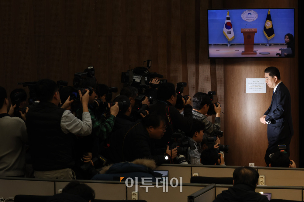 ▲김병기 전 더불어민주당 원내대표가 19일 서울 여의도 국회 소통관에서 기자회견을 마치고 이동하고 있다. 이날 김 의원은 공천 헌금 의혹 등으로 당 윤리심판원에서 제명 처분을 받은 상황과 관련해 "재심 신청을 하지 않고 당을 떠나겠다"고 밝혔다. 고이란 기자 photoeran@ 