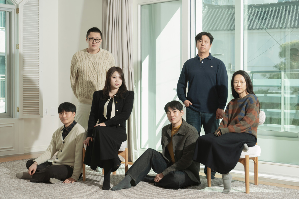 ▲호반문화재단의 창작공간 지원사업인 ‘H아트랩’ 4기 입주자로 선정된 작가·이론가들이 기념촬영을 하고 있다. (왼쪽부터 임수범, 나광호, 허온, 신효진, 김세중, 허지혜) (호반그룹)