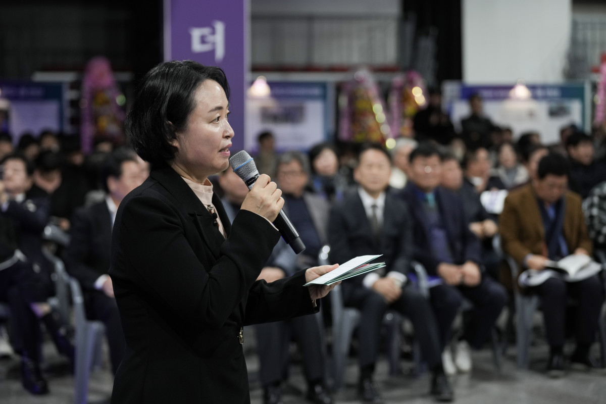 ▲천영미 전 경기도의원이 안산에서 열린 서쪽에서 뜨는 해 출판기념회에서 시민들 앞에서 안산의 4-Ful 도시 비전을 설명하고 있다. ( 천영미)