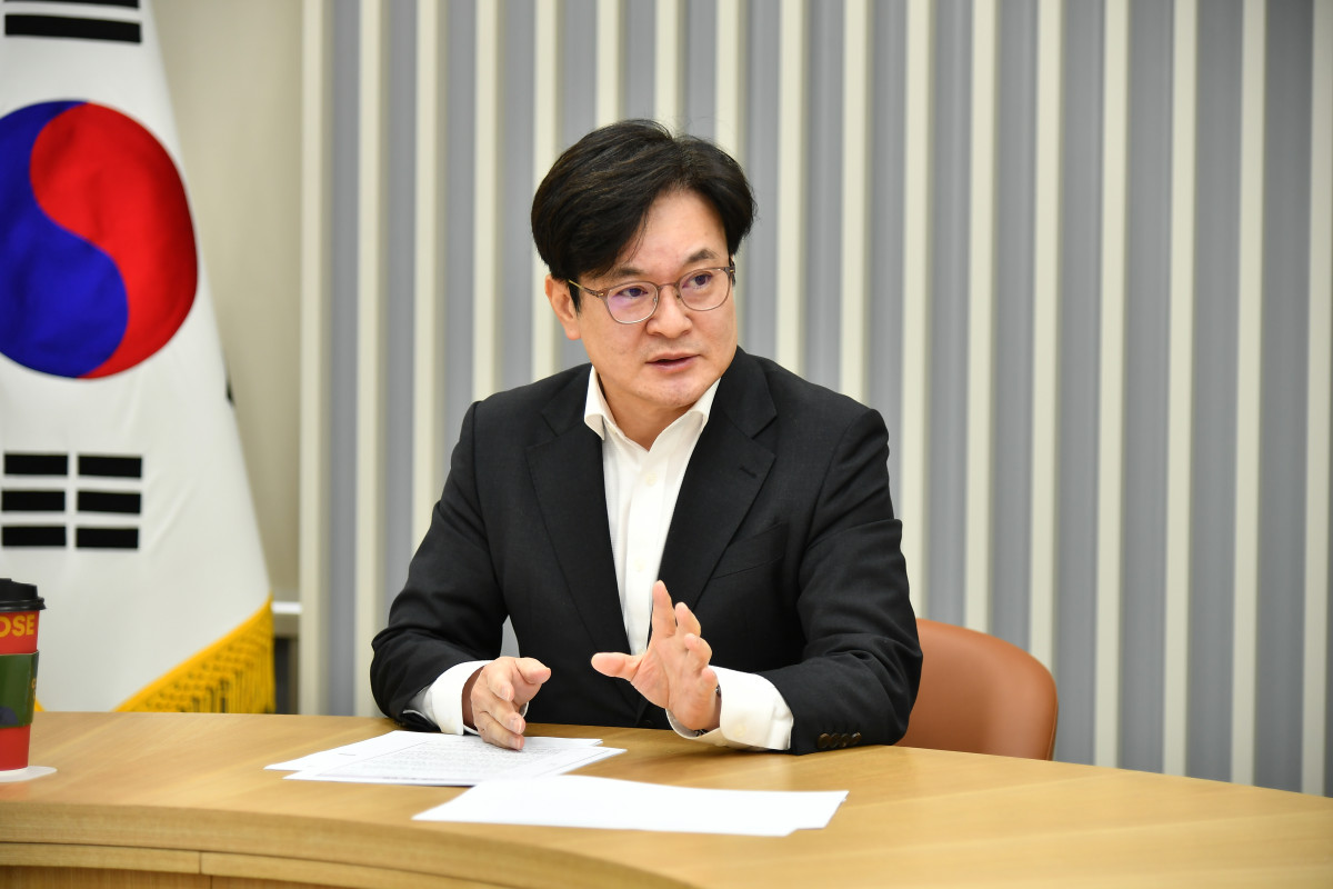 ▲김병수 김포시장이 집무실에서 주요 현안을 보고받으며 일산대교 통행료 지원 제도 추진 방향을 설명하고 있다. 김 시장은 시민 교통비 부담 완화를 위해 행정절차와 시스템 구축을 단계적으로 추진하겠다는 입장을 밝혔다. (김포시)